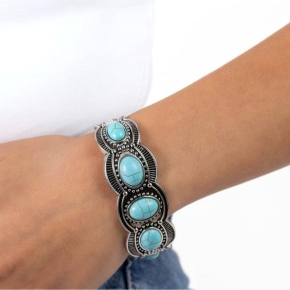 Jewelry - Turquoise stone silver cuff